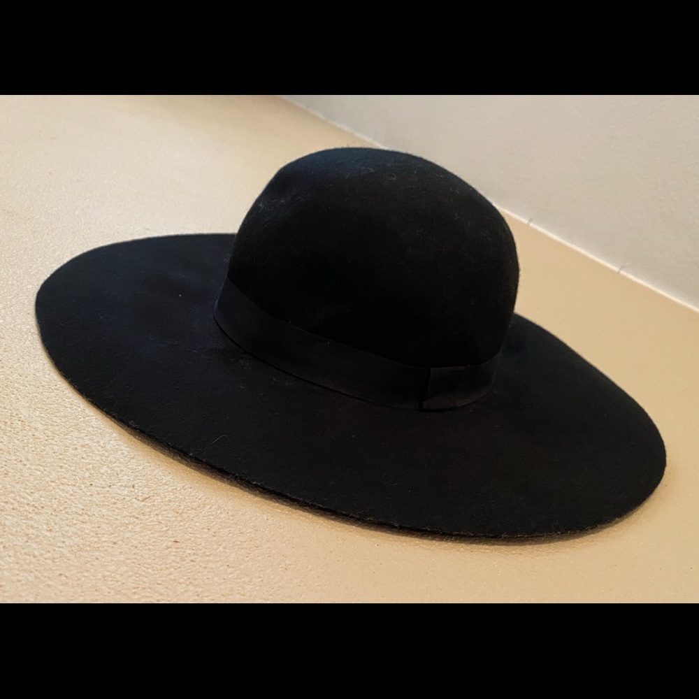 Black Round Brim Wool Hat
